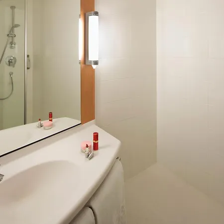 巴塞罗那圣科洛马宜必思酒店 酒店