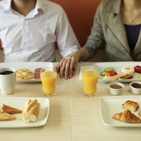 巴塞罗那圣科洛马宜必思酒店 酒店