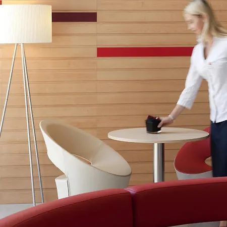 巴塞罗那圣科洛马宜必思酒店 酒店